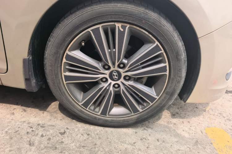 Used Hyundai Mistra 2014 1.8L Automatic Deluxe DLX Model Right Front Wheel Hub