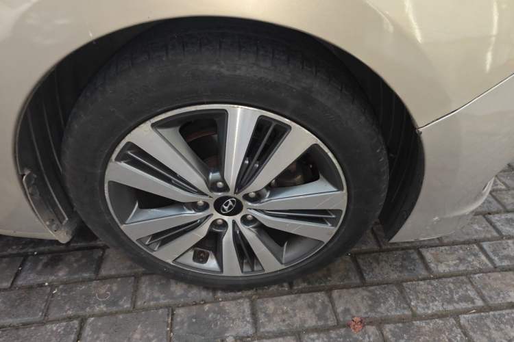 Used Hyundai Mistra 2014 1.8L Automatic Deluxe DLX Model Right Front Wheel Hub