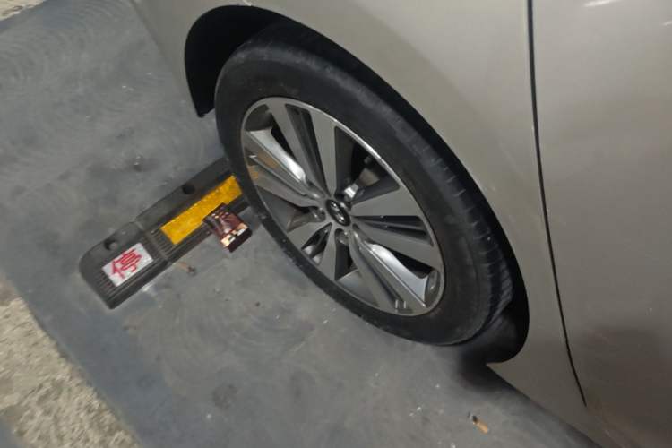 Used Hyundai Mistra 2014 1.8L Automatic Deluxe DLX Model Right Rear Wheel Hub
