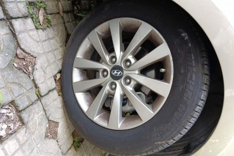 Used Hyundai Mistra 2014 1.8L Automatic Smart GLS Right Front Wheel Hub