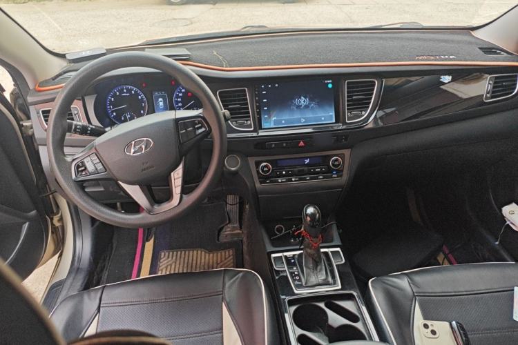 Used Hyundai Mistra 2014 1.8L Automatic Smart GLS Center Console