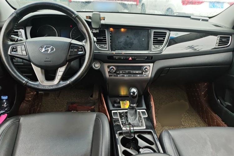 Used Hyundai Mistra 2014 1.8L Automatic Smart GLS Center Console