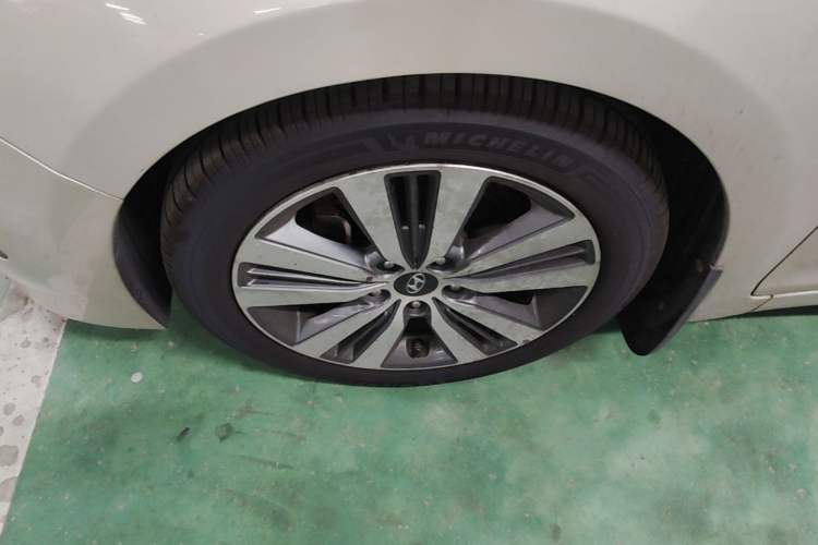 Used Hyundai Mistra 2014 1.8L Automatic Deluxe DLX Model Left Front Wheel Hub