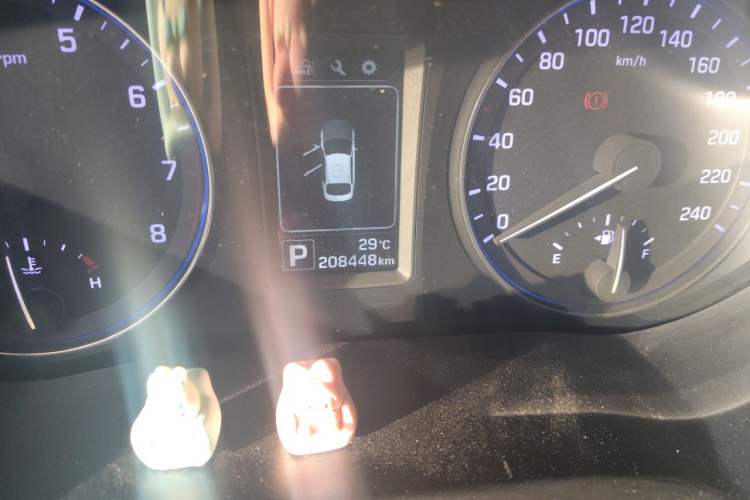 Used Hyundai Mistra 2014 1.8L Automatic Smart GLS Odometer Close Up