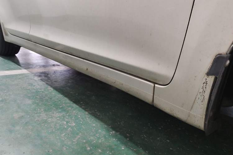 Used Hyundai Mistra 2014 1.8L Automatic Deluxe DLX Model Right Side Sill
