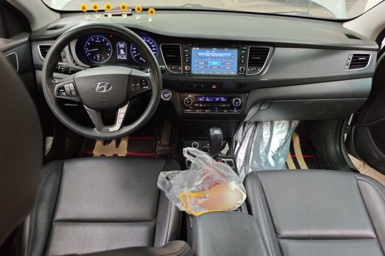 Used Hyundai Mistra 2014 1.8L Automatic Smart GLS Center Console