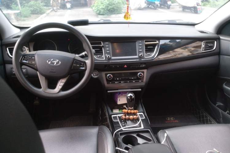 Used Hyundai Mistra 2014 1.8L Automatic Smart GLS Center Console