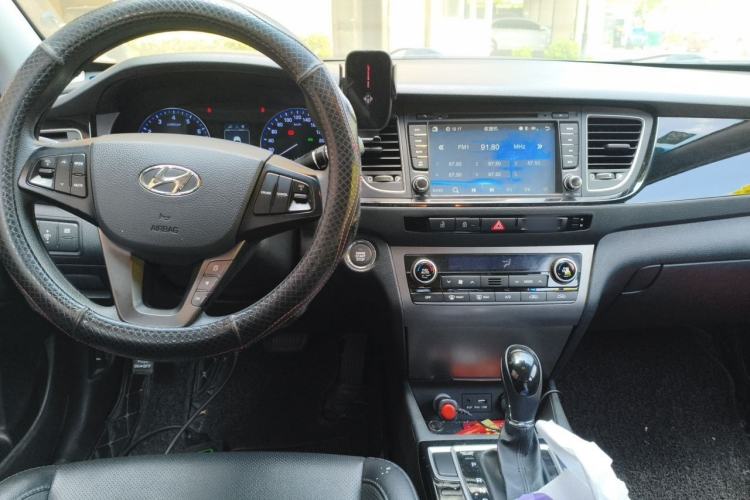 Used Hyundai Mistra 2014 1.8L Automatic Smart GLS Center Console