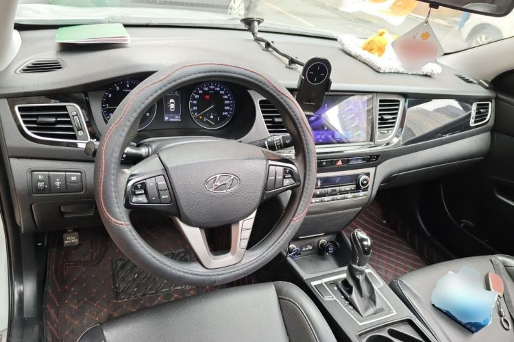 Used Hyundai Mistra 2014 1.8L Automatic Smart GLS Center Console