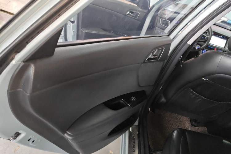 Used Hyundai Mistra 2014 1.8L Automatic Deluxe DLX Model Interior 8
