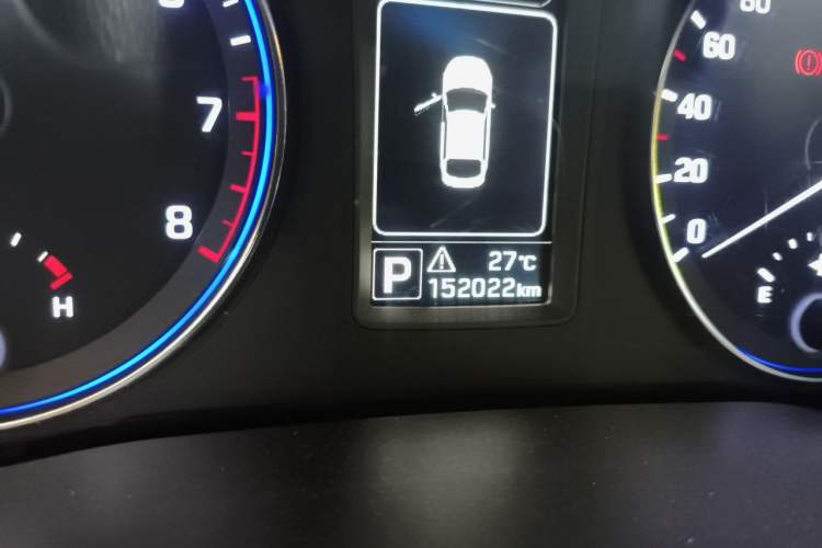 Used Hyundai Mistra 2014 1.8L Automatic Smart GLS Odometer Close Up