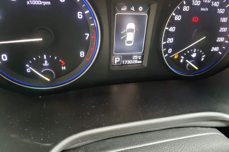 Used Hyundai Mistra 2014 1.8L Automatic Smart GLS Odometer Close Up