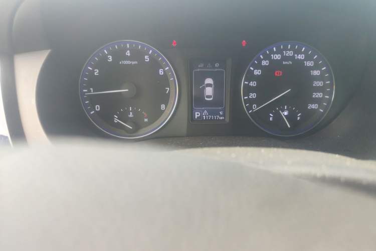 Used Hyundai Mistra 2014 1.8L Automatic Smart GLS Odometer Close Up