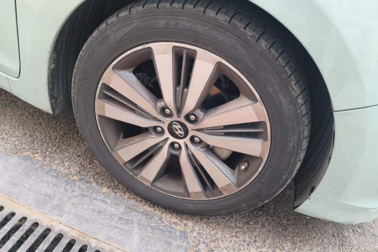 Used Hyundai Mistra 2014 2.0L Automatic Flagship TOP Right Front Wheel Hub