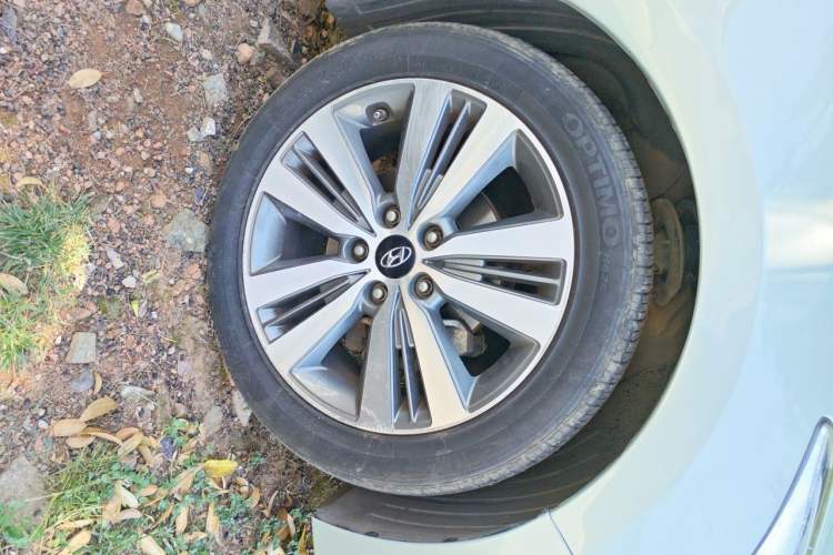 Used Hyundai Mistra 2014 1.8L Automatic Deluxe DLX Model Right Front Wheel Hub