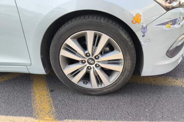 Used Hyundai Mistra 2014 1.8L Automatic Deluxe DLX Model Right Front Wheel Hub