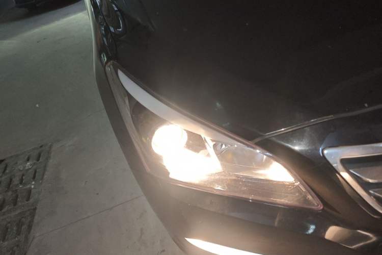 Used Hyundai Mistra 2014 1.8L Automatic Smart GLS Right Front Headlight