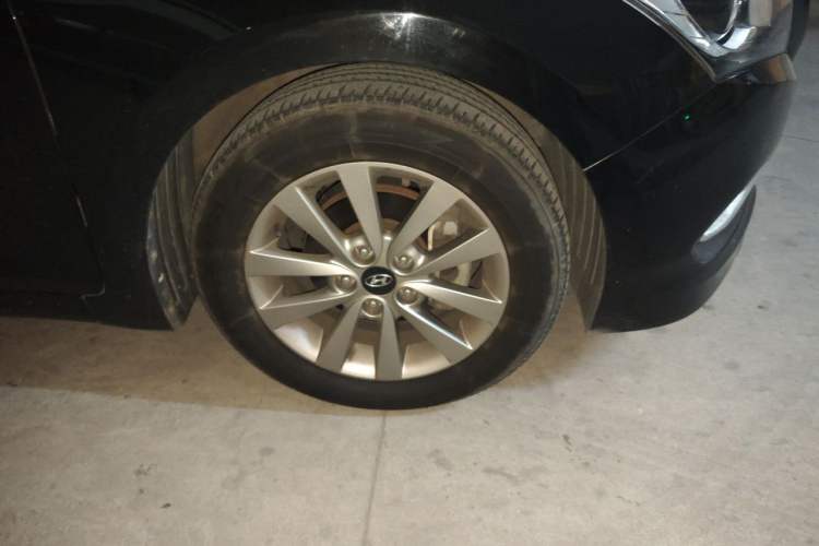 Used Hyundai Mistra 2014 1.8L Automatic Smart GLS Right Front Wheel Hub