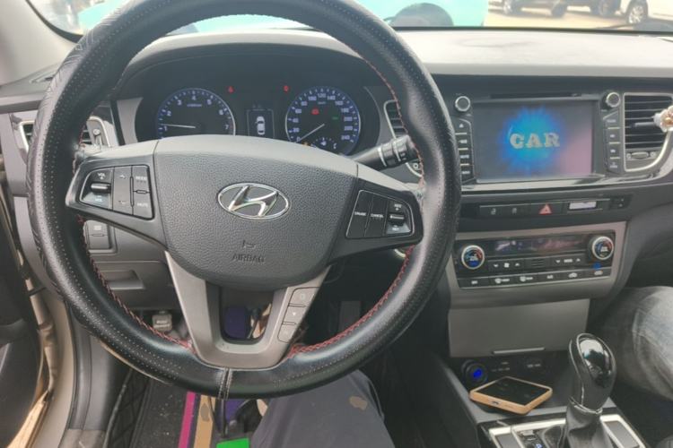 Used Hyundai Mistra 2014 1.8L Automatic Smart GLS Center Console