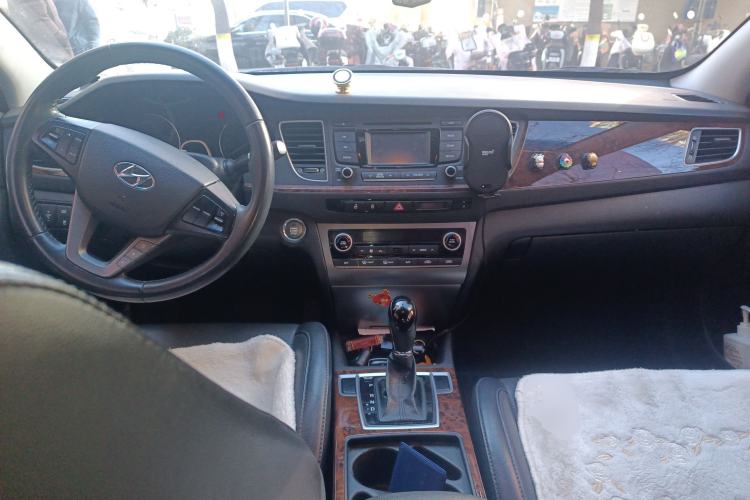 Used Hyundai Mistra 2014 1.8L Automatic Deluxe DLX Model Center Console