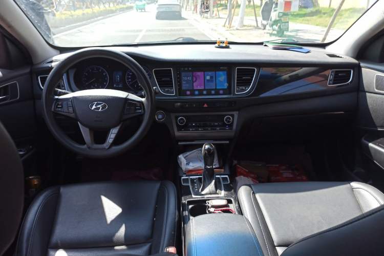 Used Hyundai Mistra 2014 1.8L Automatic Smart GLS Center Console