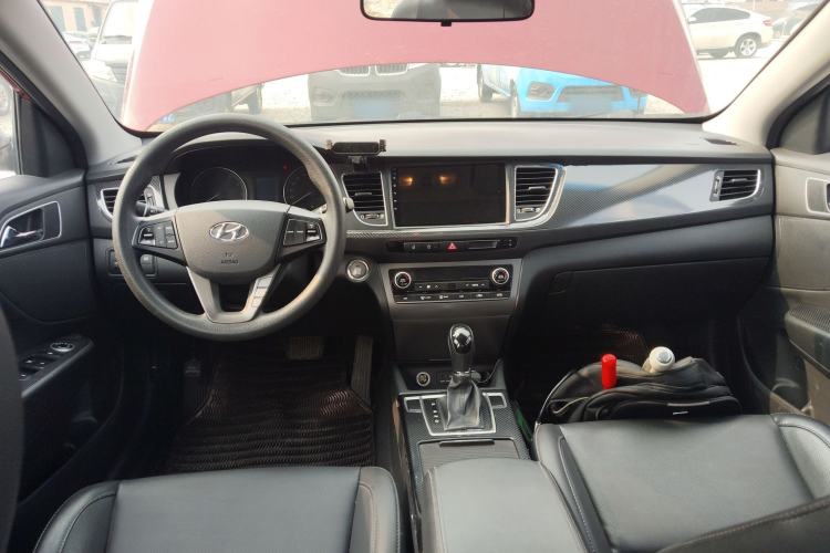 Used Hyundai Mistra 2014 1.8L Automatic Smart GLS Center Console