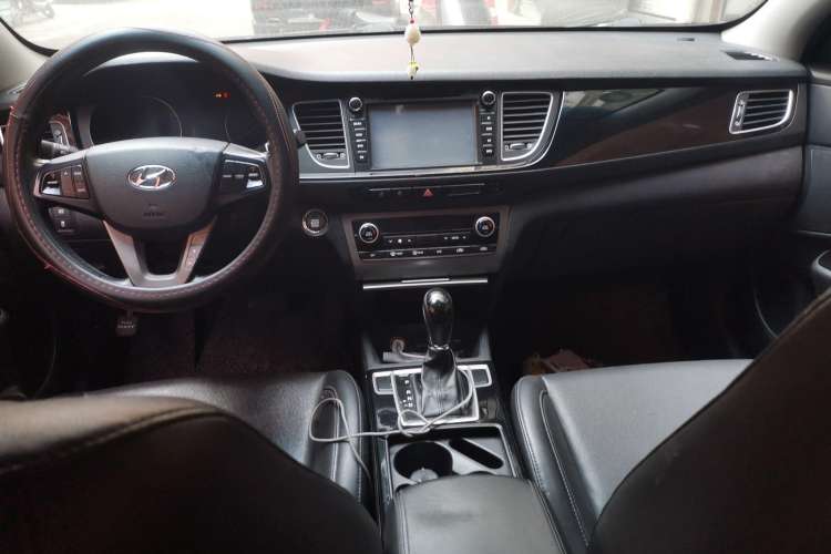 Used Hyundai Mistra 2014 1.8L Automatic Deluxe DLX Model Center Console