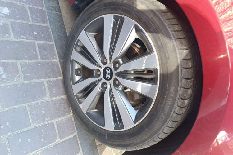 Used Hyundai Mistra 2014 1.8L Automatic Deluxe DLX Model Right Front Wheel Hub