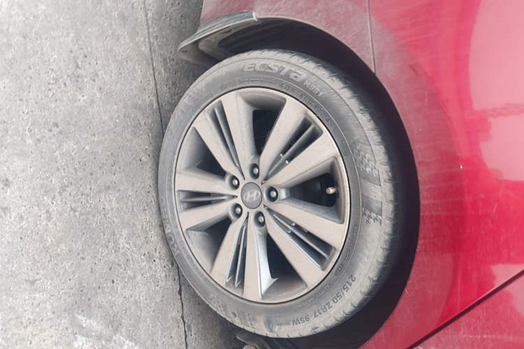 Used Hyundai Mistra 2014 1.8L Automatic Deluxe DLX Model Right Rear Wheel Hub
