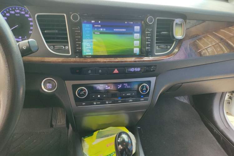 Used Hyundai Mistra 2014 1.8L Automatic Deluxe DLX Model Audio And AC Panel