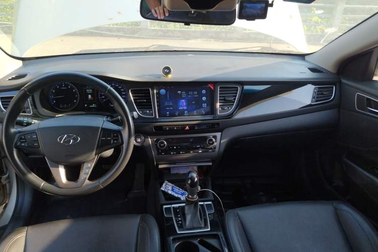 Used Hyundai Mistra 2014 1.8L Automatic Deluxe DLX Model Center Console