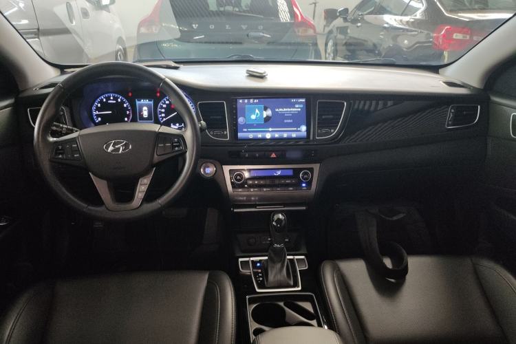 Used Hyundai Mistra 2014 1.8L Automatic Deluxe DLX Model Center Console