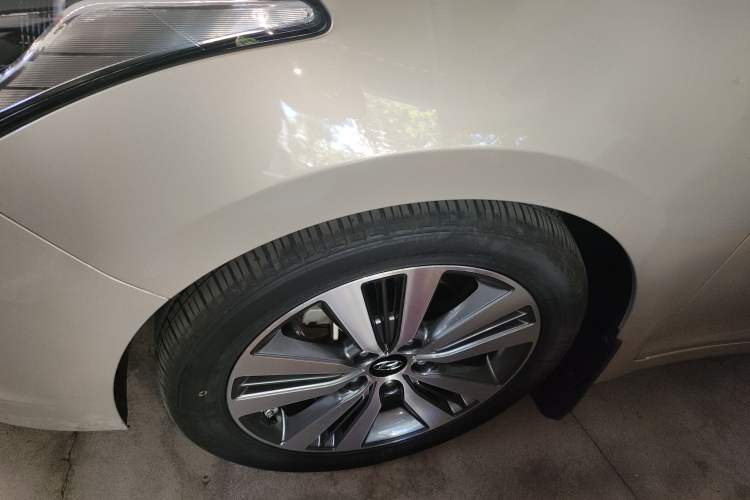 Used Hyundai Mistra 2014 1.8L Automatic Deluxe DLX Model Left Front Wheel Hub