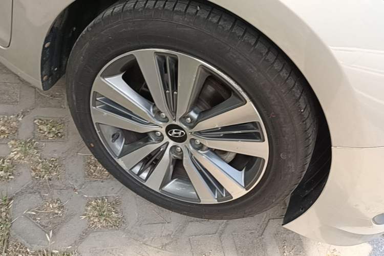 Used Hyundai Mistra 2014 1.8L Automatic Smart GLS Right Front Wheel Hub