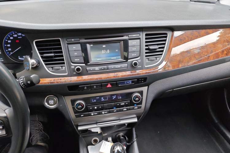 Used Hyundai Mistra 2014 1.8L Automatic Deluxe DLX Model Audio And AC Panel