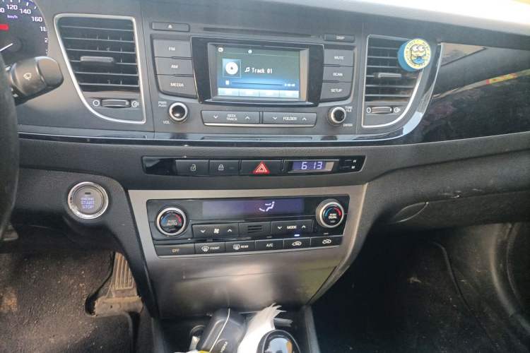 Used Hyundai Mistra 2014 1.8L Automatic Deluxe DLX Model Audio And AC Panel
