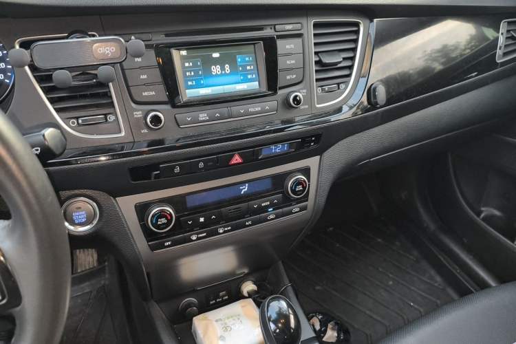Used Hyundai Mistra 2014 1.8L Automatic Deluxe DLX Model Audio And AC Panel