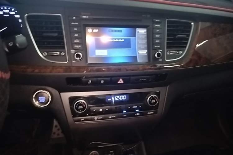Used Hyundai Mistra 2014 1.8L Automatic Deluxe DLX Model Audio And AC Panel