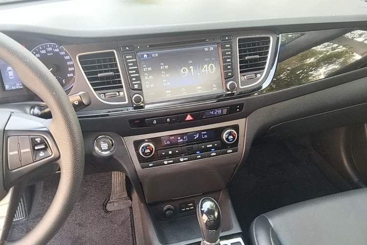 Used Hyundai Mistra 2014 1.8L Automatic Smart GLS Audio And AC Panel