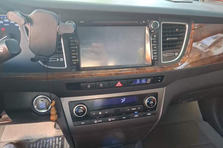 Used Hyundai Mistra 2014 1.8L Automatic Deluxe DLX Model Audio And AC Panel