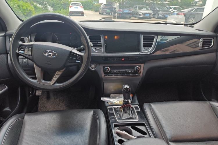 Used Hyundai Mistra 2014 1.8L Automatic Smart GLS Center Console