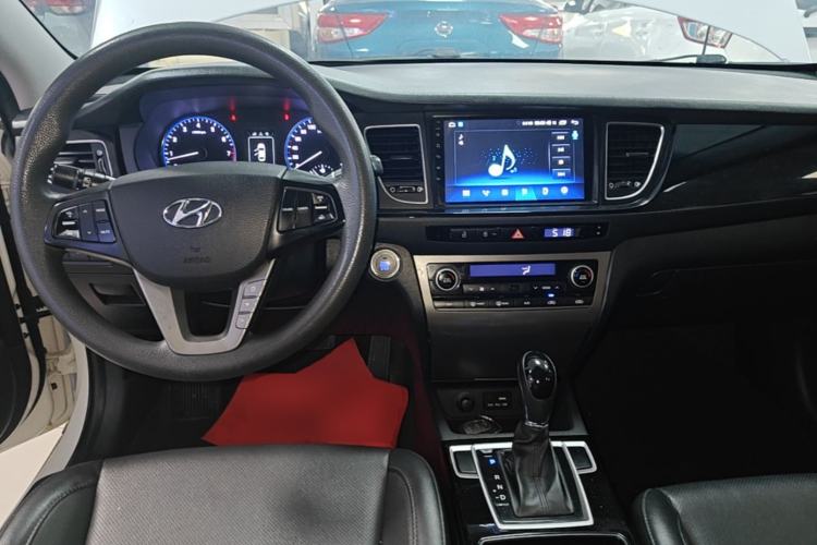 Used Hyundai Mistra 2014 1.8L Automatic Smart GLS Center Console