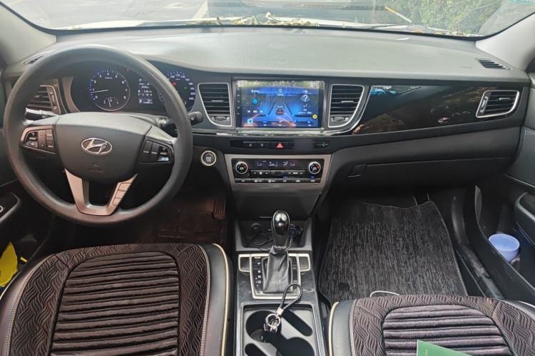 Used Hyundai Mistra 2014 1.8L Automatic Smart GLS Center Console