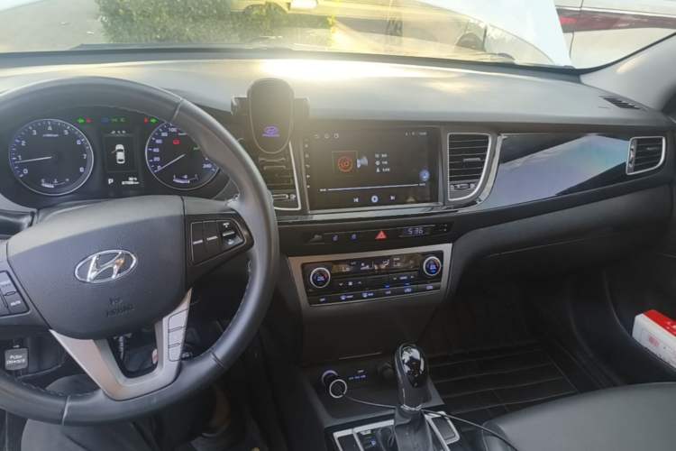 Used Hyundai Mistra 2014 1.8L Automatic Deluxe DLX Model Center Console