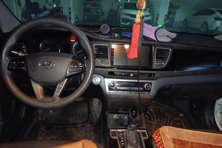 Used Hyundai Mistra 2014 1.8L Automatic Smart GLS Center Console