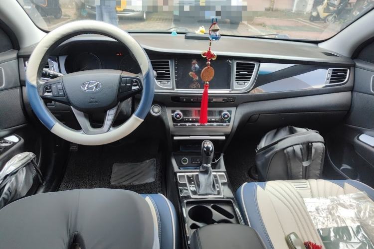 Used Hyundai Mistra 2014 1.8L Automatic Smart GLS Center Console