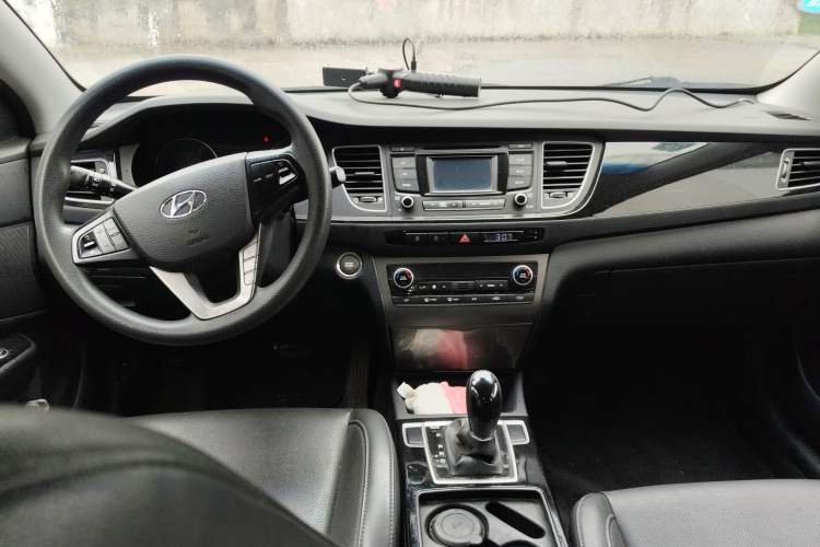 Used Hyundai Mistra 2014 1.8L Automatic Smart GLS Center Console