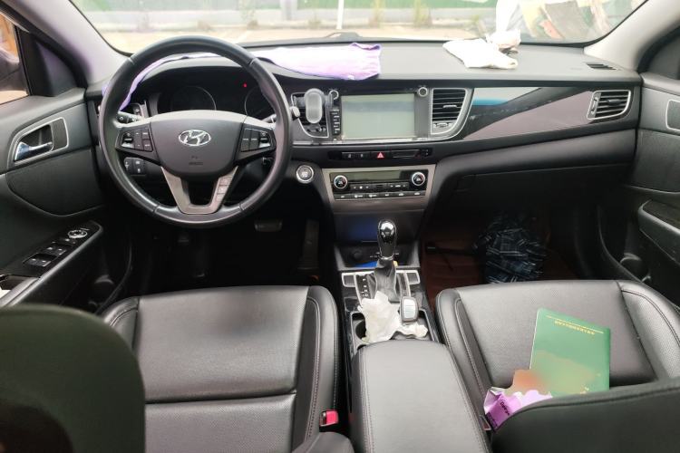 Used Hyundai Mistra 2014 1.8L Automatic Deluxe DLX Model Center Console