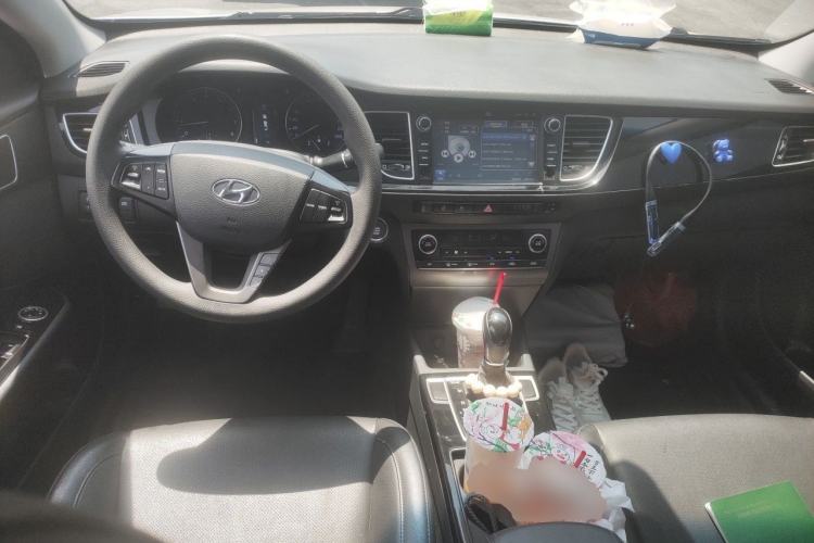 Used Hyundai Mistra 2014 1.8L Automatic Smart GLS Center Console