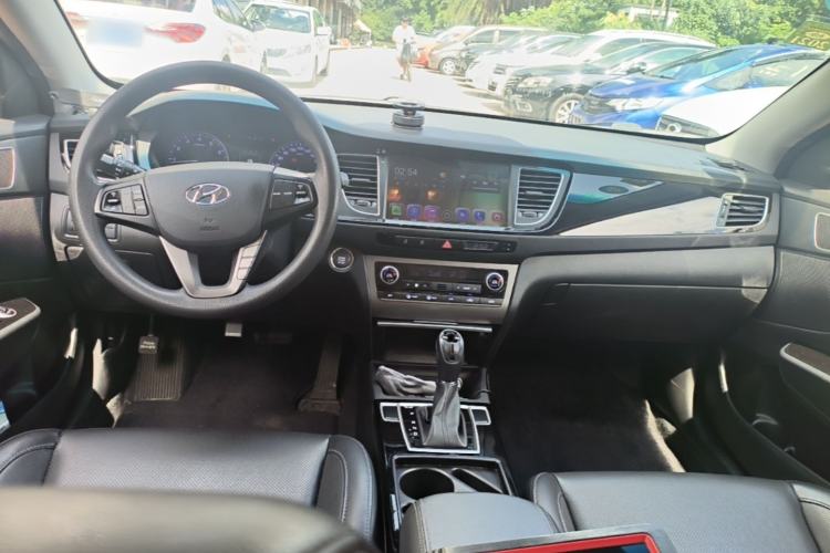 Used Hyundai Mistra 2014 1.8L Automatic Smart GLS Center Console